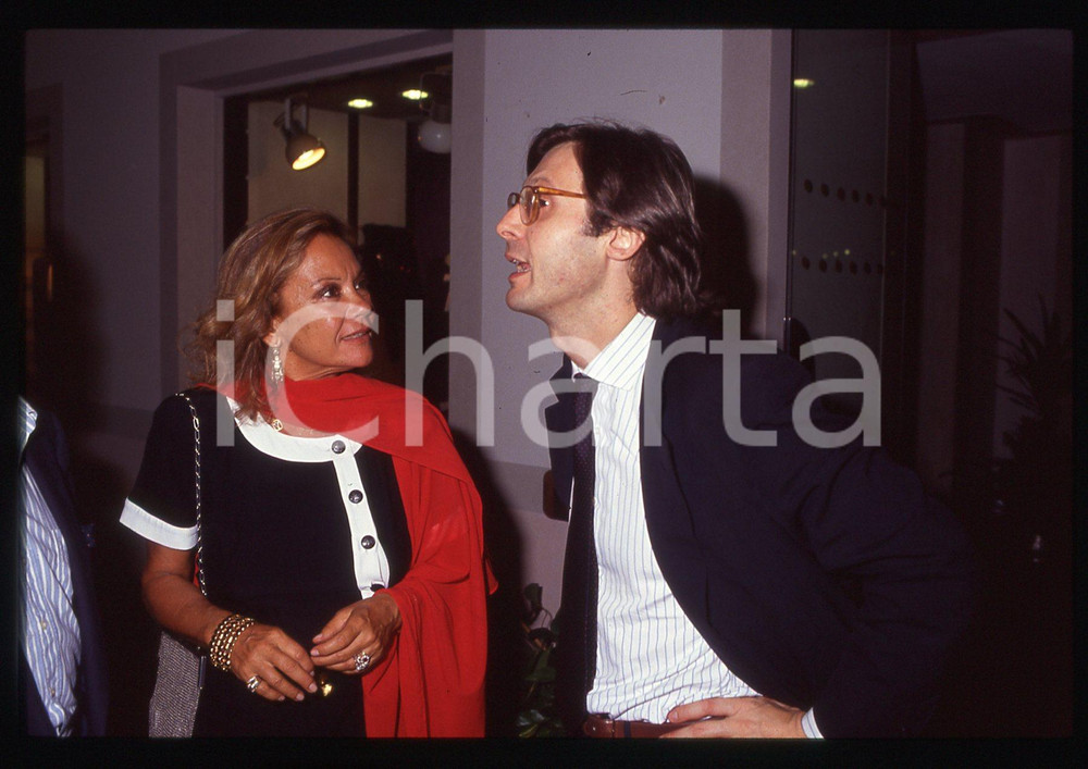 35mm vintage slide*1995ca COSTUME Valeria MORICONI e Vittorio SGARBI ritratto 2 Diapositiva d'epoca, in formato 35 mm. CONDIZIONI: GOODE' severamente vietata la riproduzione. Tutti i diritti sono riservati. ICharta mette in vendita, sul negozio eBay e in esclusiva sul sito "icharta" il proprio archivio composto da numerose diapositive e negativi fotografici d'epoca, tutti originali e autentici, che attraversano la storia del costume italiano tra gli la fine degli anni Sessanta e Novanta.Si tratta di uno sguardo inedito sull'attualit&agrave;, la politica, la vita quotidiana, il gossip e la cultura, che fotografa il cambiamento della nazione in quest'ultimo scorcio del XX secolo. Un'occasione unica per il mercato del collezionismo, che vede finalmente disponibile un archivio eccezionale per vastit&agrave;, tematiche e condizioni, in un settore (il negativo fotografico e la diapositiva) di assoluta novit&agrave; e dalle interessanti prospettive di investimento.  originale e autentica 1