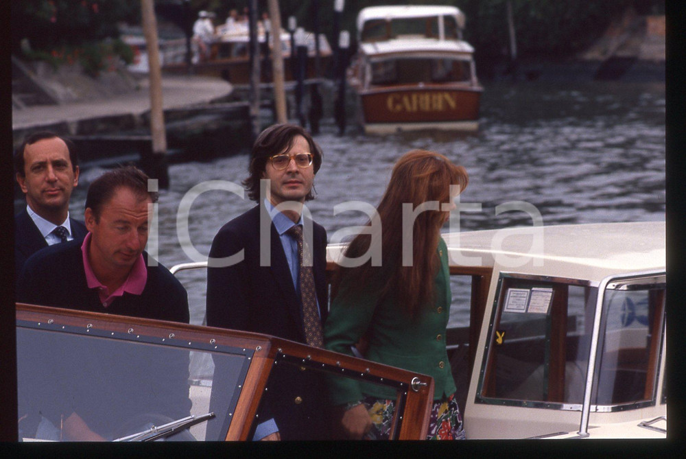35mm vintage slide* 1995 ca VENEZIA Vittorio SGARBI Patrizia LORI paparazzatI Diapositiva d'epoca, in formato 35 mm. CONDIZIONI: GOODE' severamente vietata la riproduzione. Tutti i diritti sono riservati. ICharta mette in vendita, sul negozio eBay e in esclusiva sul sito "icharta" il proprio archivio composto da numerose diapositive e negativi fotografici d'epoca, tutti originali e autentici, che attraversano la storia del costume italiano tra gli la fine degli anni Sessanta e Novanta.Si tratta di uno sguardo inedito sull'attualit&agrave;, la politica, la vita quotidiana, il gossip e la cultura, che fotografa il cambiamento della nazione in quest'ultimo scorcio del XX secolo. Un'occasione unica per il mercato del collezionismo, che vede finalmente disponibile un archivio eccezionale per vastit&agrave;, tematiche e condizioni, in un settore (il negativo fotografico e la diapositiva) di assoluta novit&agrave; e dalle interessanti prospettive di investimento.  originale e autentica 1