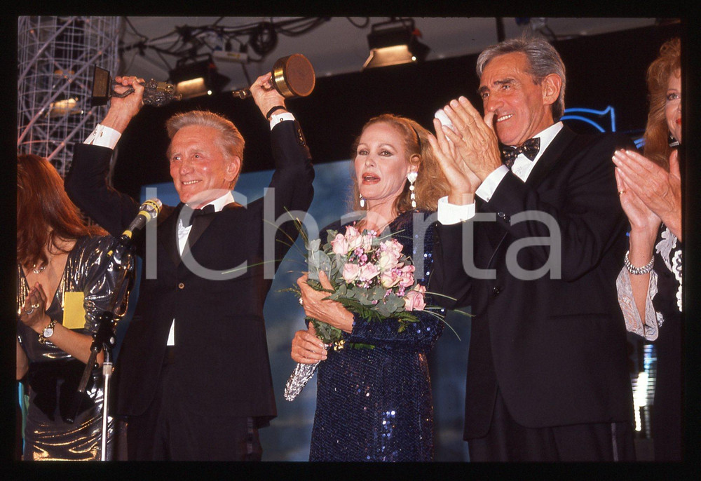 Fotografia d epoca originale 35mm vintage slide1989 CAMPIONE D ITALIA Kirk DOUGLAS Ursula ANDRESS premiati 1 1