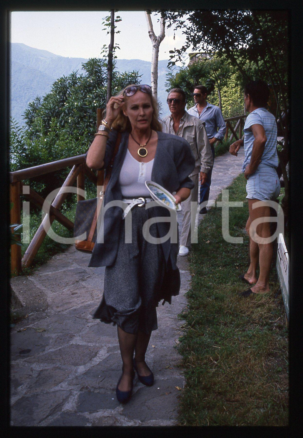 35mm vintage slide* 1989 LAGO DI COMO Ursula ANDRESS e Kirk DOUGLAS 