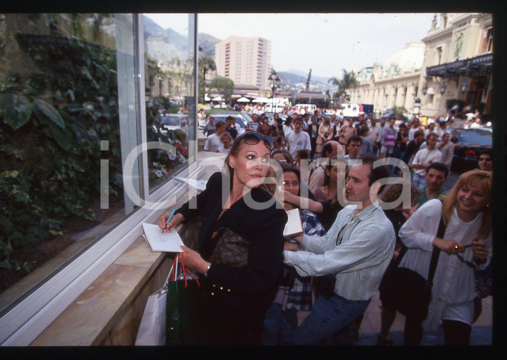 35mm vintage slide*1990 ca - COSTUME - Ursula ANDRESS firma autografi ai fan