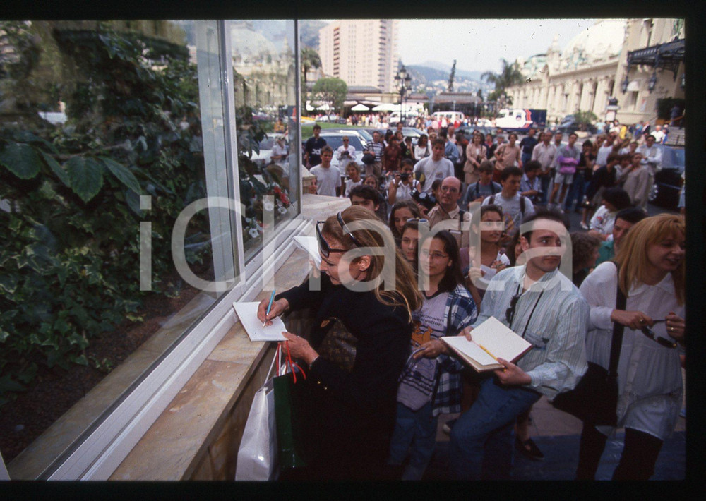 35mm vintage slide* 1990 ca COSTUME Ursula ANDRESS firma autografi ai fan (2)