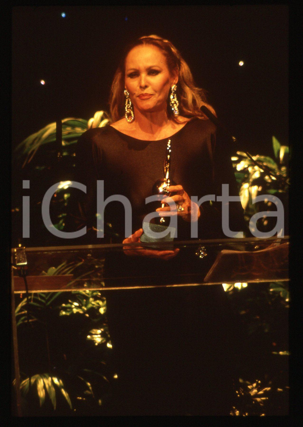 35mm vintage slide* 1990 ca COSTUME Ursula ANDRESS riceve un premio - Ritratto