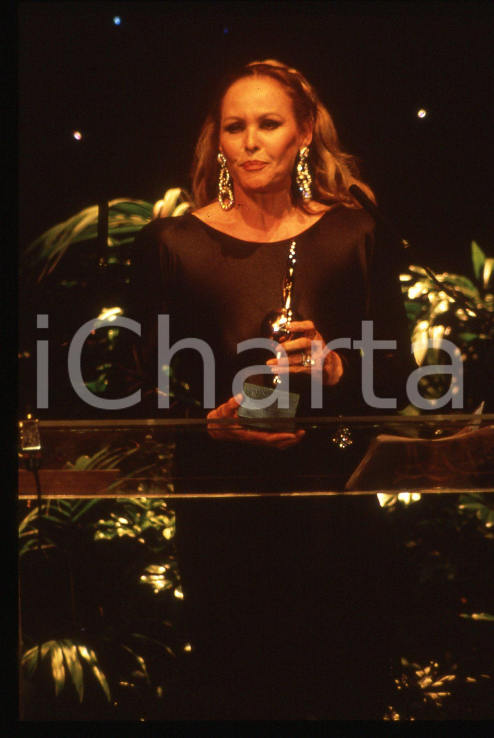 35mm vintage slide* 1990 ca COSTUME Ursula ANDRESS riceve un premio - Ritratto 1