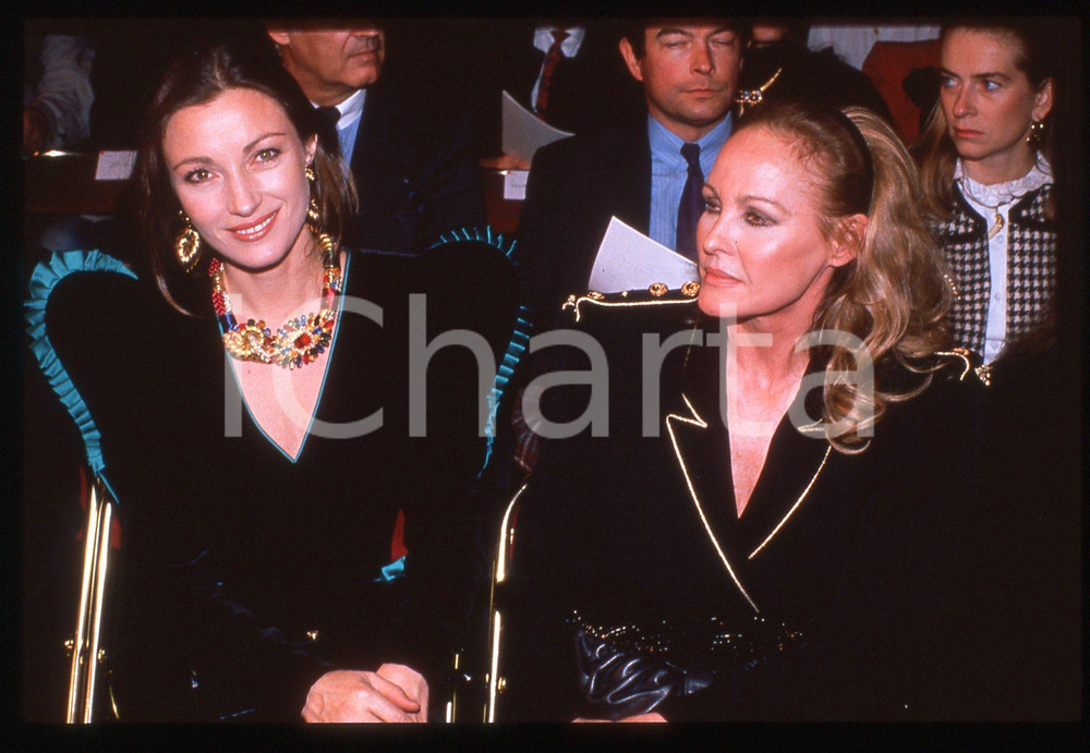 35mm vintage slide*1989 PARIS Ursula ANDRESS Jane SEYMOUR Sfilata Claude PETIN