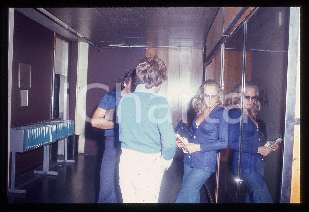 35mm vintage slide* 1975 ca ITALIA Ursula ANDRESS paparazzata in aeroporto