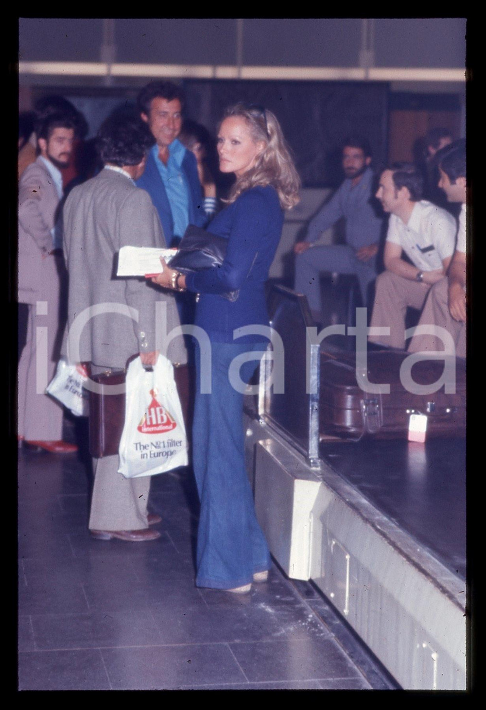 35mm vintage slide* 1975 ca ITALIA Ursula ANDRESS paparazzata in aeroporto 2