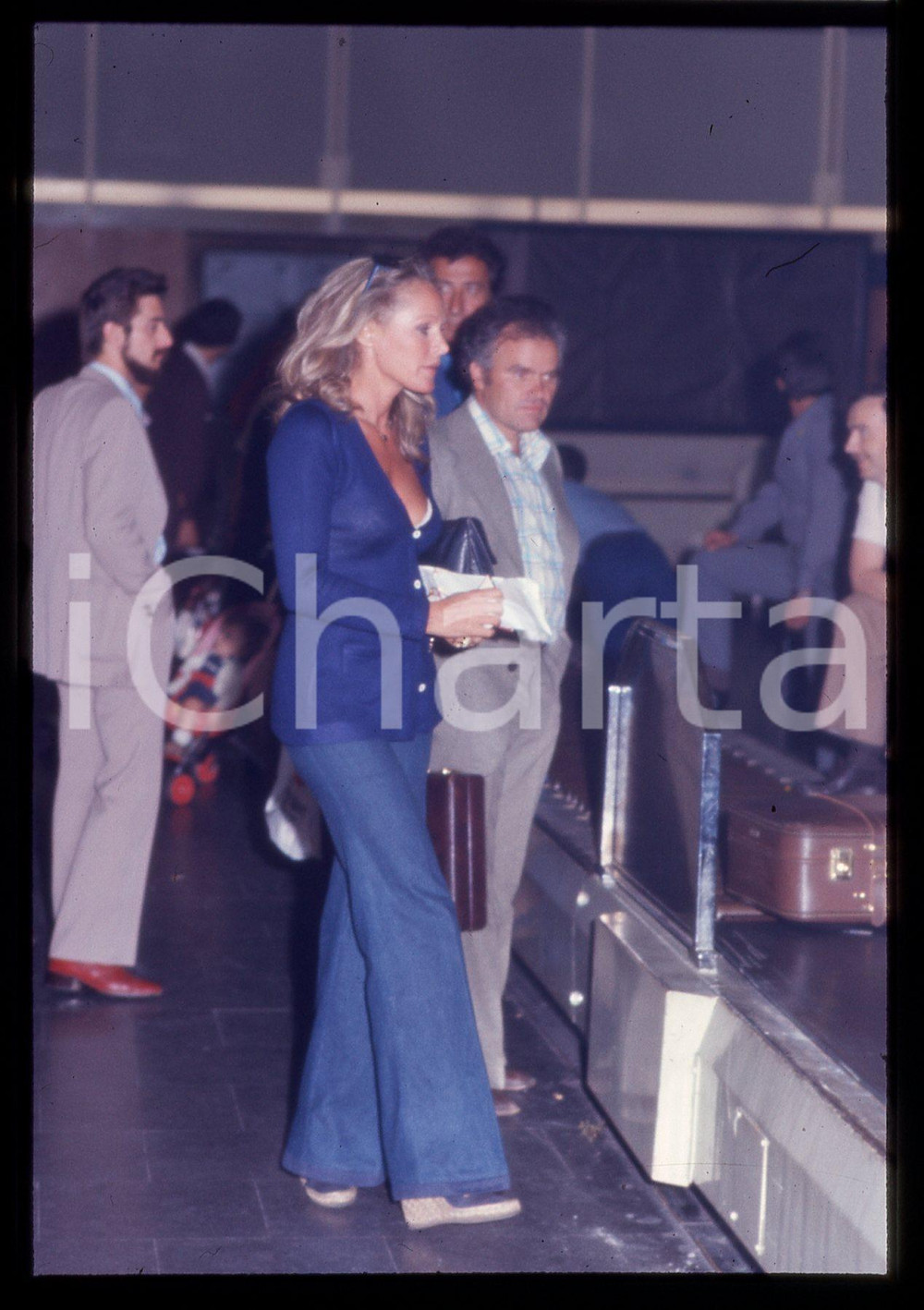 35mm vintage slide* 1975 ca ITALIA Ursula ANDRESS paparazzata in aeroporto 7