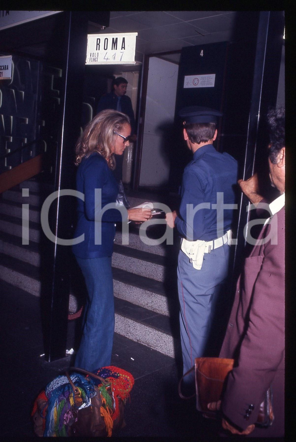 35mm vintage slide* 1975 ca ITALIA Ursula ANDRESS paparazzata in aeroporto 10