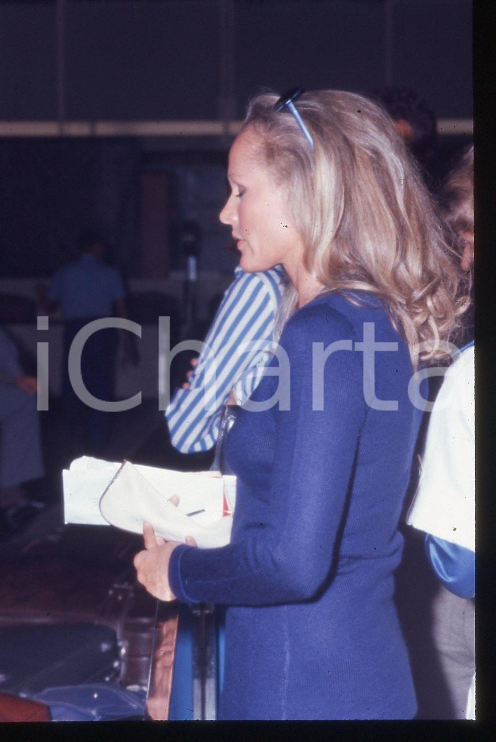 35mm vintage slide* 1975 ca ITALIA Ursula ANDRESS paparazzata in aeroporto 11