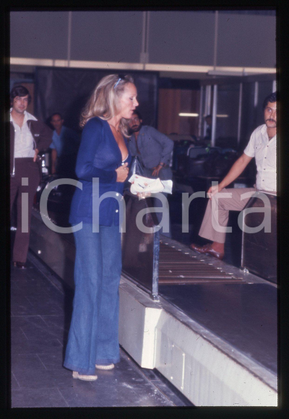 35mm vintage slide* 1975 ca ITALIA  - Ursula ANDRESS in aeroporto paparazzata 12
