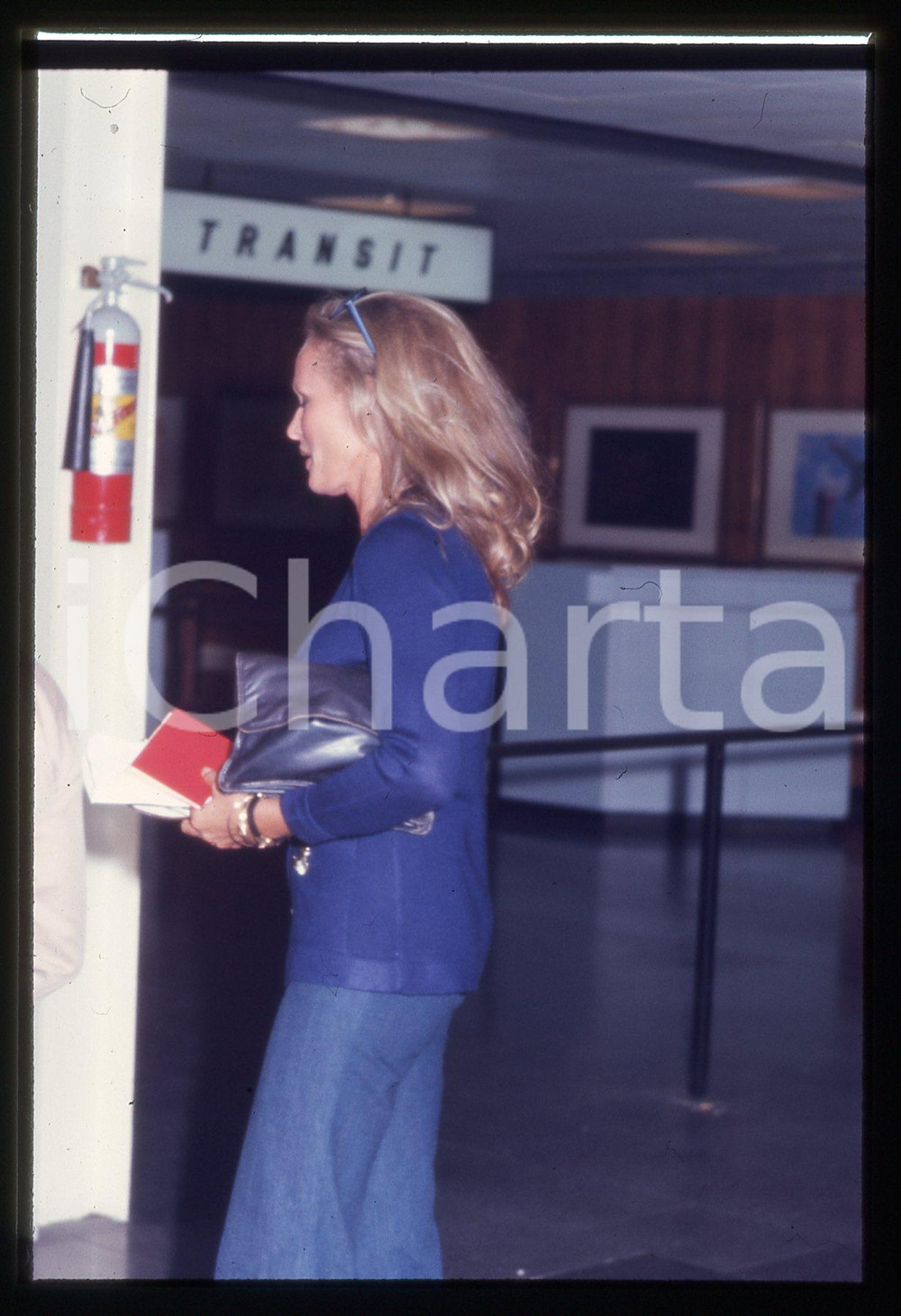 35mm vintage slide* 1975 ca ITALIA Ursula ANDRESS paparazzata in aeroporto 13