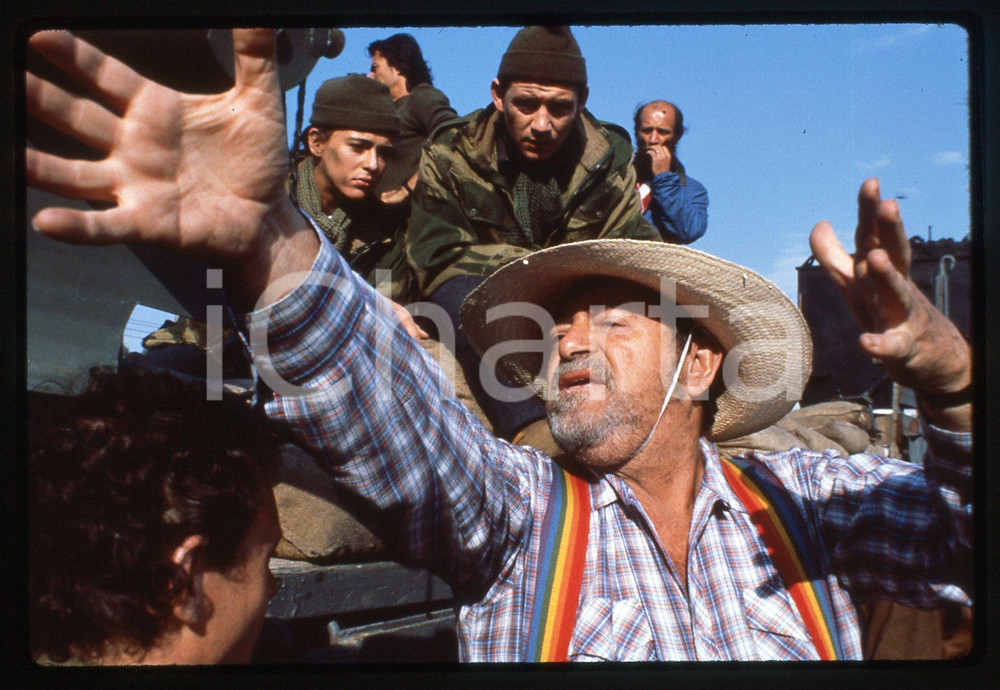 35mm vintage slide*1988 HANNA'S WAR Il regista Menahem GOLAN sul set del film 1