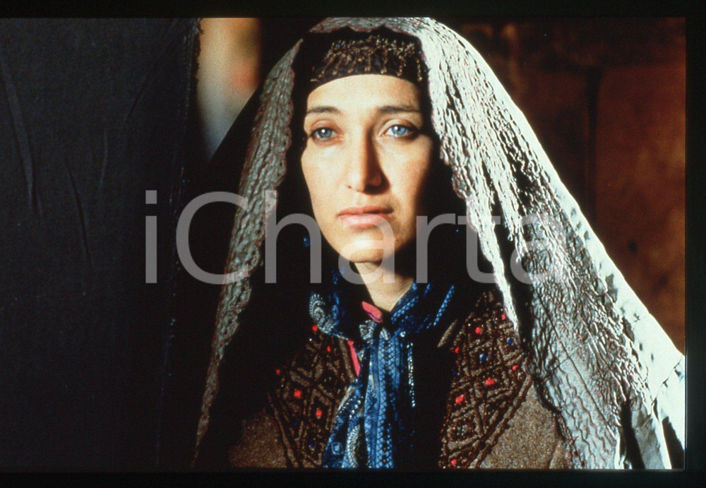 35mm vintage slide* 2001 VIAGGIO A KANDAHAR Nelofer PAZIRA in una scena (1)  Diapositiva d'epoca, in formato 35 mm.CONDIZIONI: GOODE' severamente vietata la riproduzione. Tutti i diritti sono riservati. ICharta mette in vendita, sul negozio eBay e in esclusiva sul sito "icharta" il proprio archivio composto da numerose diapositive e negativi fotografici d'epoca, tutti originali e autentici, che attraversano la storia del costume italiano tra gli la fine degli anni Sessanta e Novanta.Si tratta di uno sguardo inedito sull'attualit&agrave;, la politica, la vita quotidiana, il gossip e la cultura, che fotografa il cambiamento della nazione in quest'ultimo scorcio del XX secolo. Un'occasione unica per il mercato del collezionismo, che vede finalmente disponibile un archivio eccezionale per vastit&agrave;, tematiche e condizioni, in un settore (il negativo fotografico e la diapositiva) di assoluta novit&agrave; e dalle interessanti prospettive di investimento.     originale e autentica 1
