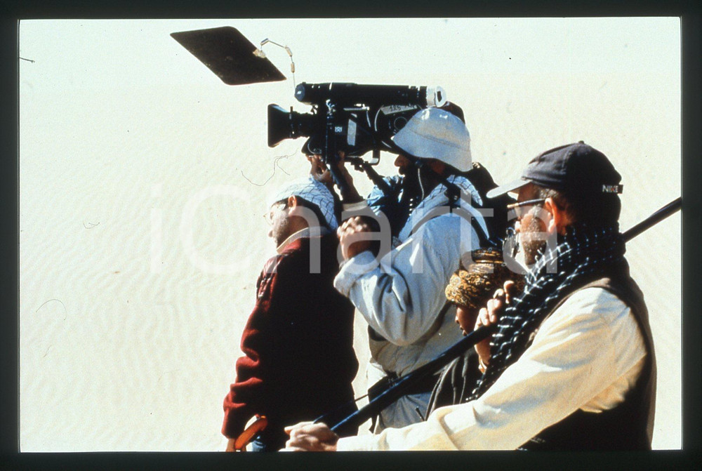 35mm vintage slide*2001 VIAGGIO A KANDAHAR Regista Mohsen MAKHMALBAF sul set  Diapositiva d'epoca, in formato 35 mm.CONDIZIONI: GOODE' severamente vietata la riproduzione. Tutti i diritti sono riservati. ICharta mette in vendita, sul negozio eBay e in esclusiva sul sito "icharta" il proprio archivio composto da numerose diapositive e negativi fotografici d'epoca, tutti originali e autentici, che attraversano la storia del costume italiano tra gli la fine degli anni Sessanta e Novanta.Si tratta di uno sguardo inedito sull'attualit&agrave;, la politica, la vita quotidiana, il gossip e la cultura, che fotografa il cambiamento della nazione in quest'ultimo scorcio del XX secolo. Un'occasione unica per il mercato del collezionismo, che vede finalmente disponibile un archivio eccezionale per vastit&agrave;, tematiche e condizioni, in un settore (il negativo fotografico e la diapositiva) di assoluta novit&agrave; e dalle interessanti prospettive di investimento.  originale e autentica 1