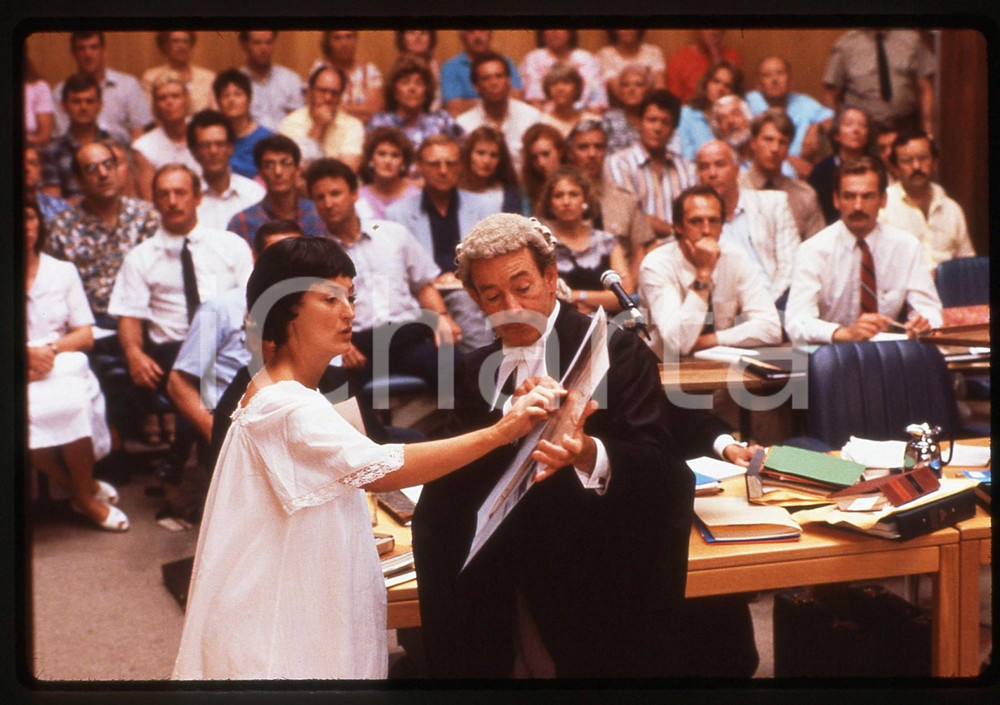 35mm vintage slide* 1988 EVIL ANGELS Meryl STREEP e Neil FITZPATRICK (1)  Diapositiva d'epoca, in formato 35 mm.CONDIZIONI: GOODE' severamente vietata la riproduzione. Tutti i diritti sono riservati. ICharta mette in vendita, sul negozio eBay e in esclusiva sul sito "icharta" il proprio archivio composto da numerose diapositive e negativi fotografici d'epoca, tutti originali e autentici, che attraversano la storia del costume italiano tra gli la fine degli anni Sessanta e Novanta.Si tratta di uno sguardo inedito sull'attualit&agrave;, la politica, la vita quotidiana, il gossip e la cultura, che fotografa il cambiamento della nazione in quest'ultimo scorcio del XX secolo. Un'occasione unica per il mercato del collezionismo, che vede finalmente disponibile un archivio eccezionale per vastit&agrave;, tematiche e condizioni, in un settore (il negativo fotografico e la diapositiva) di assoluta novit&agrave; e dalle interessanti prospettive di investimento.     originale e autentica 1