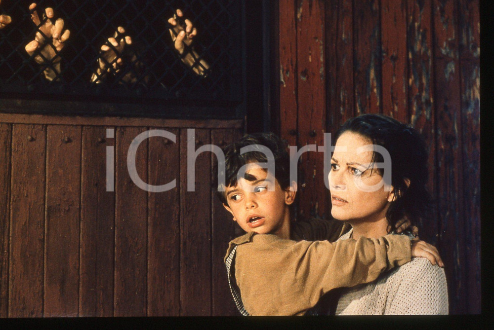 Fotografia d epoca originale 35mm vintage slide1986 LA STORIA Claudia CARDINALE Andrea SPADA Scena del film 1