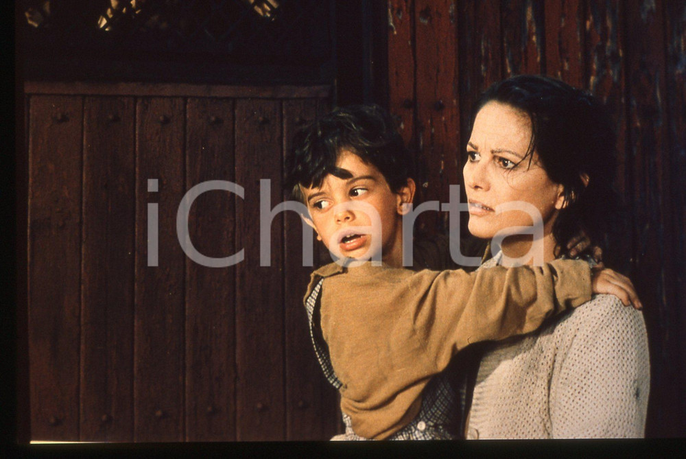 Fotografia d epoca originale 35mm vintage slide 1986 LA STORIA Claudia CARDINALE Andrea SPADA Scena del film 1