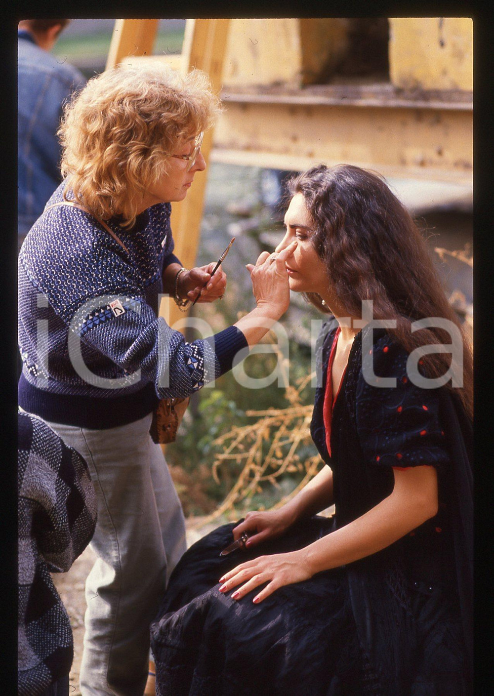 35mm vintage slide*1991 COMMISSARIO CORSO - NOTTE DI LUNA Rosa Di BRIGIDA 24  Diapositiva d'epoca, in formato 35 mm.CONDIZIONI: GOODE' severamente vietata la riproduzione. Tutti i diritti sono riservati. ICharta mette in vendita, sul negozio eBay e in esclusiva sul sito "icharta" il proprio archivio composto da numerose diapositive e negativi fotografici d'epoca, tutti originali e autentici, che attraversano la storia del costume italiano tra gli la fine degli anni Sessanta e Novanta.Si tratta di uno sguardo inedito sull'attualit&agrave;, la politica, la vita quotidiana, il gossip e la cultura, che fotografa il cambiamento della nazione in quest'ultimo scorcio del XX secolo. Un'occasione unica per il mercato del collezionismo, che vede finalmente disponibile un archivio eccezionale per vastit&agrave;, tematiche e condizioni, in un settore (il negativo fotografico e la diapositiva) di assoluta novit&agrave; e dalle interessanti prospettive di investimento.  originale e autentica 1