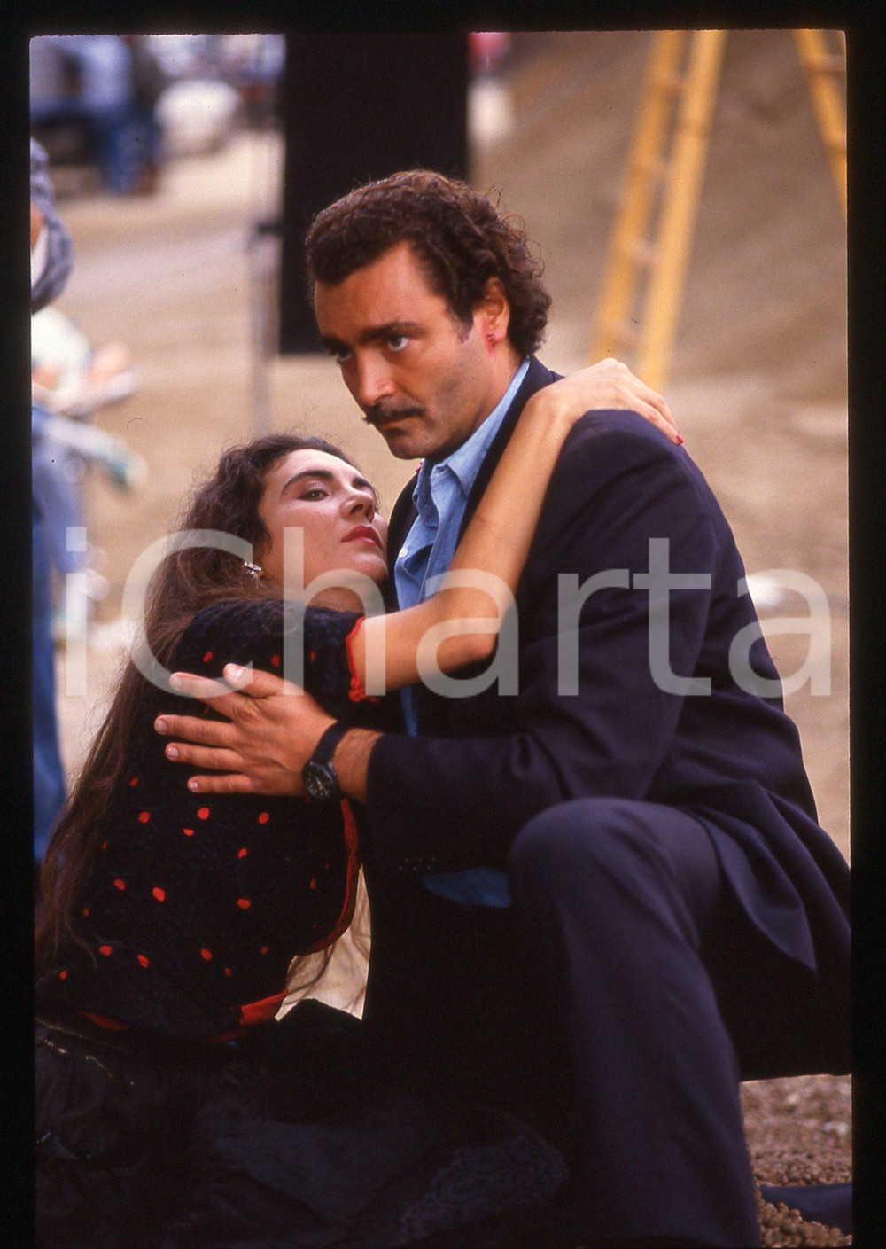 35mm vintage slide*1991 IL COMMISSARIO CORSO - NOTTE DI LUNA Diego ABATANTUONO 2  Diapositiva d'epoca, in formato 35 mm.Nella diapositiva appare anche Rosa Di Brigida.CONDIZIONI: GOODE' severamente vietata la riproduzione. Tutti i diritti sono riservati. ICharta mette in vendita, sul negozio eBay e in esclusiva sul sito "icharta" il proprio archivio composto da numerose diapositive e negativi fotografici d'epoca, tutti originali e autentici, che attraversano la storia del costume italiano tra gli la fine degli anni Sessanta e Novanta.Si tratta di uno sguardo inedito sull'attualit&agrave;, la politica, la vita quotidiana, il gossip e la cultura, che fotografa il cambiamento della nazione in quest'ultimo scorcio del XX secolo. Un'occasione unica per il mercato del collezionismo, che vede finalmente disponibile un archivio eccezionale per vastit&agrave;, tematiche e condizioni, in un settore (il negativo fotografico e la diapositiva) di assoluta novit&agrave; e dalle interessanti prospettive di investimento.  originale e autentica 1