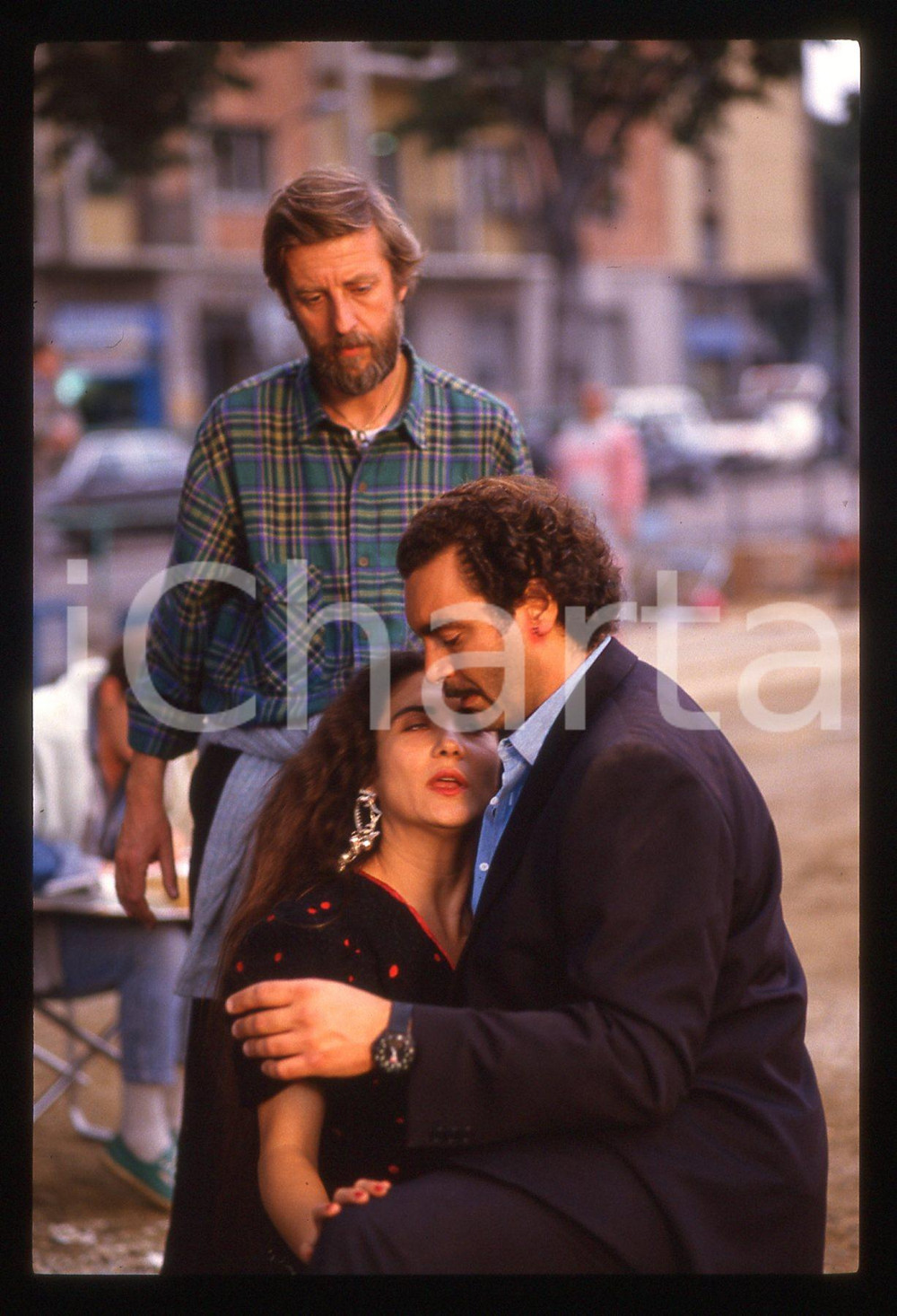 35mm vintage slide*1991 IL COMMISSARIO CORSO Diego ABATANTUONO Alberto SIRONI 2  Diapositiva d'epoca, in formato 35 mm.Nella diapositiva appare anche Rosa Di Brigida.CONDIZIONI: GOODE' severamente vietata la riproduzione. Tutti i diritti sono riservati. ICharta mette in vendita, sul negozio eBay e in esclusiva sul sito "icharta" il proprio archivio composto da numerose diapositive e negativi fotografici d'epoca, tutti originali e autentici, che attraversano la storia del costume italiano tra gli la fine degli anni Sessanta e Novanta.Si tratta di uno sguardo inedito sull'attualit&agrave;, la politica, la vita quotidiana, il gossip e la cultura, che fotografa il cambiamento della nazione in quest'ultimo scorcio del XX secolo. Un'occasione unica per il mercato del collezionismo, che vede finalmente disponibile un archivio eccezionale per vastit&agrave;, tematiche e condizioni, in un settore (il negativo fotografico e la diapositiva) di assoluta novit&agrave; e dalle interessanti prospettive di investimento.  originale e autentica 1