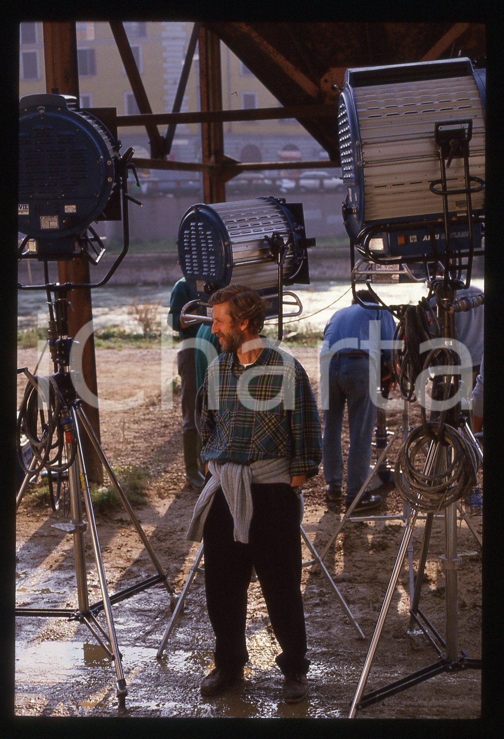 35mm vintage slide*1991 MILANO Alberto SIRONI sul set de IL COMMISSARIO CORSO 10  Diapositiva d'epoca, in formato 35 mm.CONDIZIONI: GOODE' severamente vietata la riproduzione. Tutti i diritti sono riservati. ICharta mette in vendita, sul negozio eBay e in esclusiva sul sito "icharta" il proprio archivio composto da numerose diapositive e negativi fotografici d'epoca, tutti originali e autentici, che attraversano la storia del costume italiano tra gli la fine degli anni Sessanta e Novanta.Si tratta di uno sguardo inedito sull'attualit&agrave;, la politica, la vita quotidiana, il gossip e la cultura, che fotografa il cambiamento della nazione in quest'ultimo scorcio del XX secolo. Un'occasione unica per il mercato del collezionismo, che vede finalmente disponibile un archivio eccezionale per vastit&agrave;, tematiche e condizioni, in un settore (il negativo fotografico e la diapositiva) di assoluta novit&agrave; e dalle interessanti prospettive di investimento.     originale e autentica 1