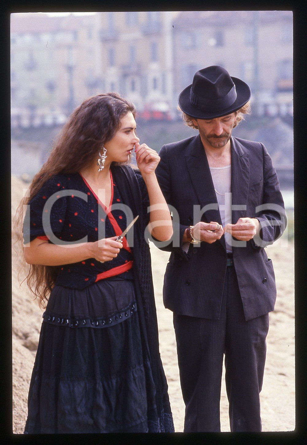 35mm vintage slide*1991 IL COMMISSARIO CORSO Nicola DI PINTO Rosa Di BRIGIDA (3)  Diapositiva d'epoca, in formato 35 mm.CONDIZIONI: GOODE' severamente vietata la riproduzione. Tutti i diritti sono riservati. ICharta mette in vendita, sul negozio eBay e in esclusiva sul sito "icharta" il proprio archivio composto da numerose diapositive e negativi fotografici d'epoca, tutti originali e autentici, che attraversano la storia del costume italiano tra gli la fine degli anni Sessanta e Novanta.Si tratta di uno sguardo inedito sull'attualit&agrave;, la politica, la vita quotidiana, il gossip e la cultura, che fotografa il cambiamento della nazione in quest'ultimo scorcio del XX secolo. Un'occasione unica per il mercato del collezionismo, che vede finalmente disponibile un archivio eccezionale per vastit&agrave;, tematiche e condizioni, in un settore (il negativo fotografico e la diapositiva) di assoluta novit&agrave; e dalle interessanti prospettive di investimento.  originale e autentica 1