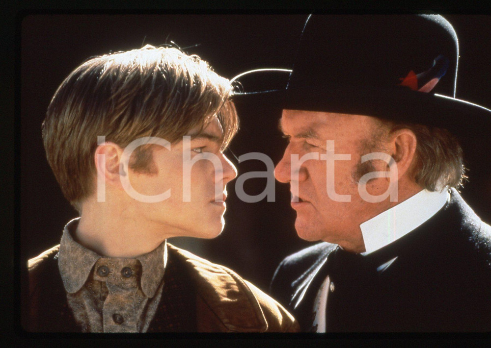 35mm vintage slide^1995 THE QUICK AND THE DEAD Gene HACKMAN Leonardo DiCAPRIO 1  Diapositiva d'epoca, in formato 35 mm.CONDIZIONI: GOODE' severamente vietata la riproduzione. Tutti i diritti sono riservati. ICharta mette in vendita, sul negozio eBay e in esclusiva sul sito "icharta" il proprio archivio composto da numerose diapositive e negativi fotografici d'epoca, tutti originali e autentici, che attraversano la storia del costume italiano tra gli la fine degli anni Sessanta e Novanta.Si tratta di uno sguardo inedito sull'attualit&agrave;, la politica, la vita quotidiana, il gossip e la cultura, che fotografa il cambiamento della nazione in quest'ultimo scorcio del XX secolo. Un'occasione unica per il mercato del collezionismo, che vede finalmente disponibile un archivio eccezionale per vastit&agrave;, tematiche e condizioni, in un settore (il negativo fotografico e la diapositiva) di assoluta novit&agrave; e dalle interessanti prospettive di investimento.  originale e autentica 1