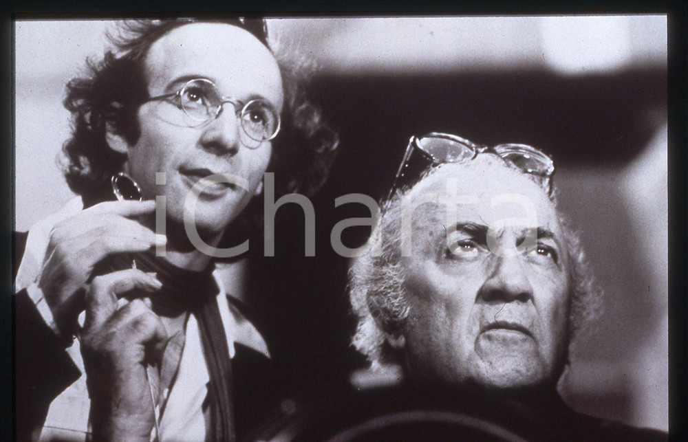 35mm vintage slide *1990 LA VOCE DELLA LUNA Federico FELLINI Roberto BENIGNI 1  Diapositiva d'epoca, in formato 35 mm. CONDIZIONI: GOODE' severamente vietata la riproduzione. Tutti i diritti sono riservati. ICharta mette in vendita, sul negozio eBay e in esclusiva sul sito "icharta" il proprio archivio composto da numerose diapositive e negativi fotografici d'epoca, tutti originali e autentici, che attraversano la storia del costume italiano tra gli la fine degli anni Sessanta e Novanta.Si tratta di uno sguardo inedito sull'attualit&agrave;, la politica, la vita quotidiana, il gossip e la cultura, che fotografa il cambiamento della nazione in quest'ultimo scorcio del XX secolo. Un'occasione unica per il mercato del collezionismo, che vede finalmente disponibile un archivio eccezionale per vastit&agrave;, tematiche e condizioni, in un settore (il negativo fotografico e la diapositiva) di assoluta novit&agrave; e dalle interessanti prospettive di investimento.    originale e autentica 1
