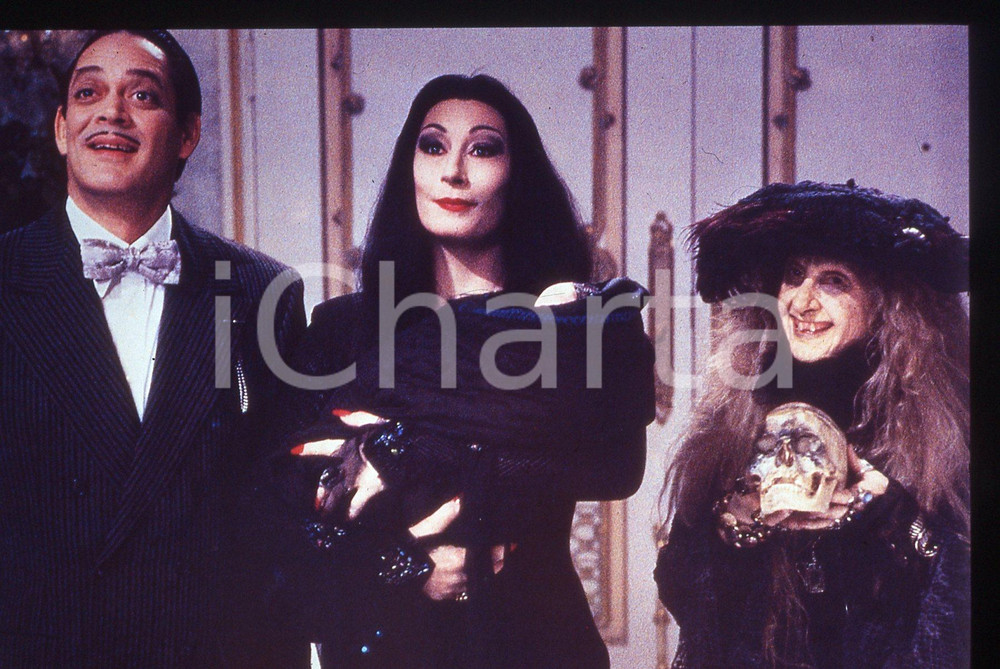 35mm vintage slide*1993 ADDAMS FAMILY VALUES Anjelica HUSTON Raul JULIA nel film