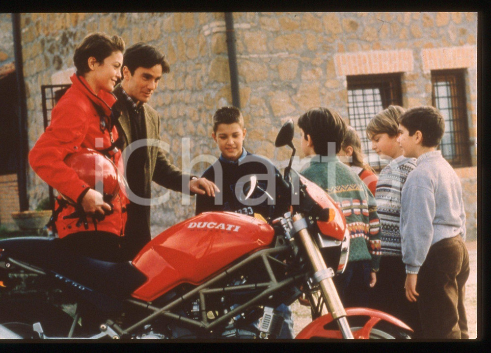35mm vintage slide*1998 LUI E LEI Vittoria BELVEDERE Enrico MUTTI nella serie tv  Diapositiva d'epoca, in formato 35 mm. CONDIZIONI: GOODE' severamente vietata la riproduzione. Tutti i diritti sono riservati. ICharta mette in vendita, sul negozio eBay e in esclusiva sul sito "icharta" il proprio archivio composto da numerose diapositive e negativi fotografici d'epoca, tutti originali e autentici, che attraversano la storia del costume italiano tra gli la fine degli anni Sessanta e Novanta.Si tratta di uno sguardo inedito sull'attualit&agrave;, la politica, la vita quotidiana, il gossip e la cultura, che fotografa il cambiamento della nazione in quest'ultimo scorcio del XX secolo. Un'occasione unica per il mercato del collezionismo, che vede finalmente disponibile un archivio eccezionale per vastit&agrave;, tematiche e condizioni, in un settore (il negativo fotografico e la diapositiva) di assoluta novit&agrave; e dalle interessanti prospettive di investimento.  originale e autentica 1