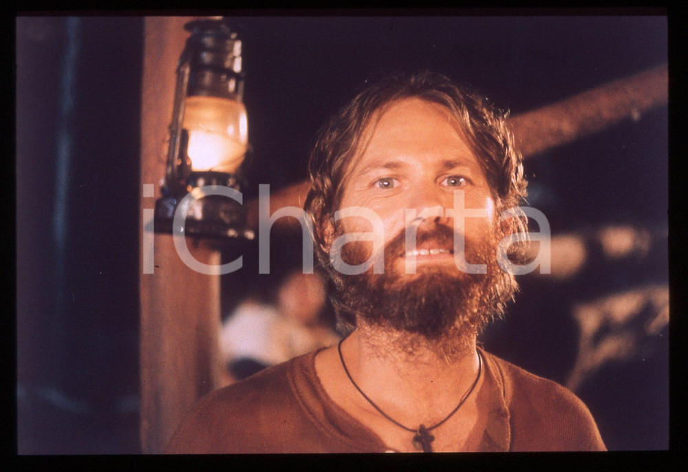 35mm vintage slide*1998 LA CASA BRUCIATA Giulio SCARPATI Scena della fiction 3  Diapositiva d'epoca, in formato 35 mm.  CONDIZIONI: GOODE' severamente vietata la riproduzione. Tutti i diritti sono riservati. ICharta mette in vendita, sul negozio eBay e in esclusiva sul sito "icharta" il proprio archivio composto da numerose diapositive e negativi fotografici d'epoca, tutti originali e autentici, che attraversano la storia del costume italiano tra gli la fine degli anni Sessanta e Novanta.Si tratta di uno sguardo inedito sull'attualit&agrave;, la politica, la vita quotidiana, il gossip e la cultura, che fotografa il cambiamento della nazione in quest'ultimo scorcio del XX secolo. Un'occasione unica per il mercato del collezionismo, che vede finalmente disponibile un archivio eccezionale per vastit&agrave;, tematiche e condizioni, in un settore (il negativo fotografico e la diapositiva) di assoluta novit&agrave; e dalle interessanti prospettive di investimento.     originale e autentica 1