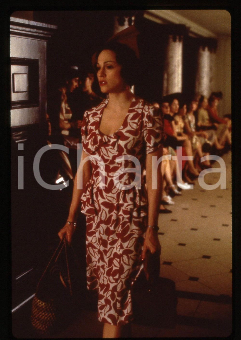 35mm vintage slide*1996 EVITA - MADONNA Louise Veronica CICCONE Scena (2)  Diapositiva d'epoca, in formato 35 mm. CONDIZIONI: GOODE' severamente vietata la riproduzione. Tutti i diritti sono riservati. ICharta mette in vendita, sul negozio eBay e in esclusiva sul sito "icharta" il proprio archivio composto da numerose diapositive e negativi fotografici d'epoca, tutti originali e autentici, che attraversano la storia del costume italiano tra gli la fine degli anni Sessanta e Novanta.Si tratta di uno sguardo inedito sull'attualit&agrave;, la politica, la vita quotidiana, il gossip e la cultura, che fotografa il cambiamento della nazione in quest'ultimo scorcio del XX secolo. Un'occasione unica per il mercato del collezionismo, che vede finalmente disponibile un archivio eccezionale per vastit&agrave;, tematiche e condizioni, in un settore (il negativo fotografico e la diapositiva) di assoluta novit&agrave; e dalle interessanti prospettive di investimento.  originale e autentica 1