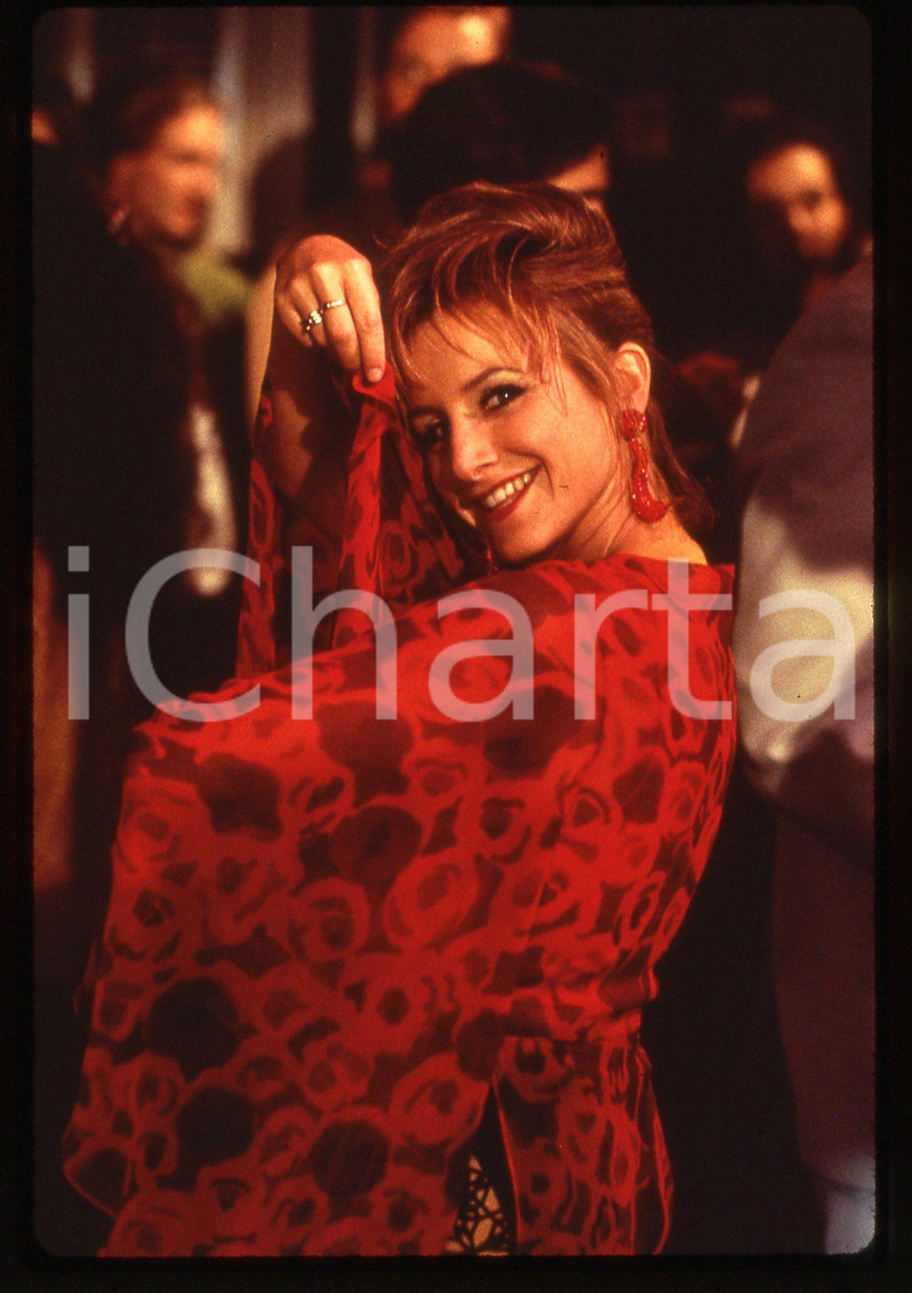 35mm vintage slide*1990 ca BEVERLY HILLS 90210 Gabrielle CARTERIS Ritratto (1)  Diapositiva d'epoca, in formato 35 mm. CONDIZIONI: GOODE' severamente vietata la riproduzione. Tutti i diritti sono riservati. ICharta mette in vendita, sul negozio eBay e in esclusiva sul sito "icharta" il proprio archivio composto da numerose diapositive e negativi fotografici d'epoca, tutti originali e autentici, che attraversano la storia del costume italiano tra gli la fine degli anni Sessanta e Novanta.Si tratta di uno sguardo inedito sull'attualit&agrave;, la politica, la vita quotidiana, il gossip e la cultura, che fotografa il cambiamento della nazione in quest'ultimo scorcio del XX secolo. Un'occasione unica per il mercato del collezionismo, che vede finalmente disponibile un archivio eccezionale per vastit&agrave;, tematiche e condizioni, in un settore (il negativo fotografico e la diapositiva) di assoluta novit&agrave; e dalle interessanti prospettive di investimento.  originale e autentica 1