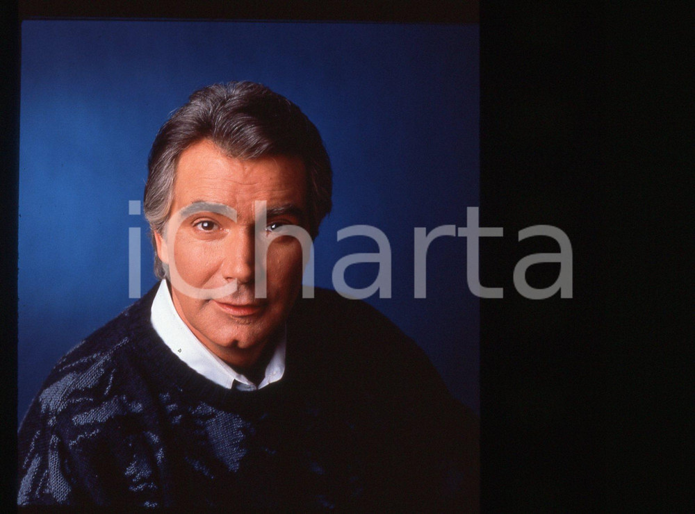 35mm vintage slide *1990ca BEAUTIFUL Soap Opera John McCOOK Ritratto (1)  Diapositiva d'epoca, in formato 35 mm. CONDIZIONI: GOODE' severamente vietata la riproduzione. Tutti i diritti sono riservati. ICharta mette in vendita, sul negozio eBay e in esclusiva sul sito "icharta" il proprio archivio composto da numerose diapositive e negativi fotografici d'epoca, tutti originali e autentici, che attraversano la storia del costume italiano tra gli la fine degli anni Sessanta e Novanta.Si tratta di uno sguardo inedito sull'attualit&agrave;, la politica, la vita quotidiana, il gossip e la cultura, che fotografa il cambiamento della nazione in quest'ultimo scorcio del XX secolo. Un'occasione unica per il mercato del collezionismo, che vede finalmente disponibile un archivio eccezionale per vastit&agrave;, tematiche e condizioni, in un settore (il negativo fotografico e la diapositiva) di assoluta novit&agrave; e dalle interessanti prospettive di investimento.  originale e autentica 1
