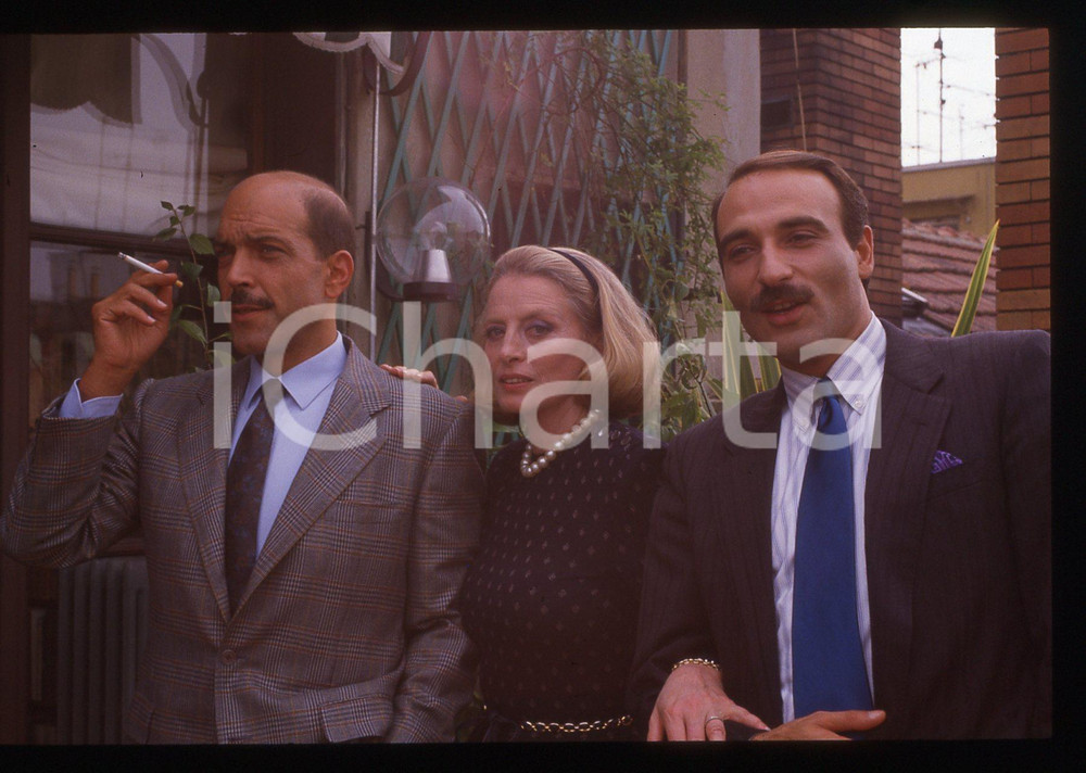 35mm vintage slide^1989 UNA VERITÀ COME UN'ALTRA Orso Maria GUERRINI - CAPUCINE   Diapositiva d'epoca, in formato 35 mm.Nella diapositiva appare anche Paolo Maria Scalondro.CONDIZIONI: GOODE' severamente vietata la riproduzione. Tutti i diritti sono riservati. ICharta mette in vendita, sul negozio eBay e in esclusiva sul sito "icharta" il proprio archivio composto da numerose diapositive e negativi fotografici d'epoca, tutti originali e autentici, che attraversano la storia del costume italiano tra gli la fine degli anni Sessanta e Novanta.Si tratta di uno sguardo inedito sull'attualit&agrave;, la politica, la vita quotidiana, il gossip e la cultura, che fotografa il cambiamento della nazione in quest'ultimo scorcio del XX secolo. Un'occasione unica per il mercato del collezionismo, che vede finalmente disponibile un archivio eccezionale per vastit&agrave;, tematiche e condizioni, in un settore (il negativo fotografico e la diapositiva) di assoluta novit&agrave; e dalle interessanti prospettive di investimento.  originale e autentica 1