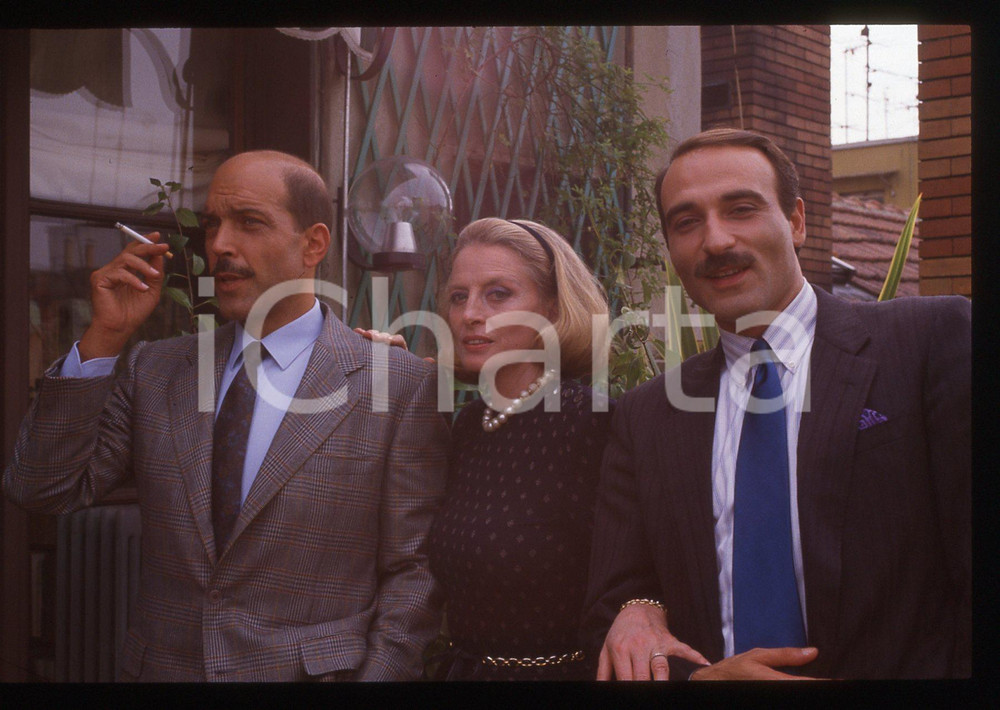 35mm vintage slide^1989 UNA VERITÀ COME UN'ALTRA Orso Maria GUERRINI CAPUCINE 4  Diapositiva d'epoca, in formato 35 mm.Nella diapositiva appare anche Paolo Maria Scalondro.CONDIZIONI: GOODE' severamente vietata la riproduzione. Tutti i diritti sono riservati. ICharta mette in vendita, sul negozio eBay e in esclusiva sul sito "icharta" il proprio archivio composto da numerose diapositive e negativi fotografici d'epoca, tutti originali e autentici, che attraversano la storia del costume italiano tra gli la fine degli anni Sessanta e Novanta.Si tratta di uno sguardo inedito sull'attualit&agrave;, la politica, la vita quotidiana, il gossip e la cultura, che fotografa il cambiamento della nazione in quest'ultimo scorcio del XX secolo. Un'occasione unica per il mercato del collezionismo, che vede finalmente disponibile un archivio eccezionale per vastit&agrave;, tematiche e condizioni, in un settore (il negativo fotografico e la diapositiva) di assoluta novit&agrave; e dalle interessanti prospettive di investimento.  originale e autentica 1