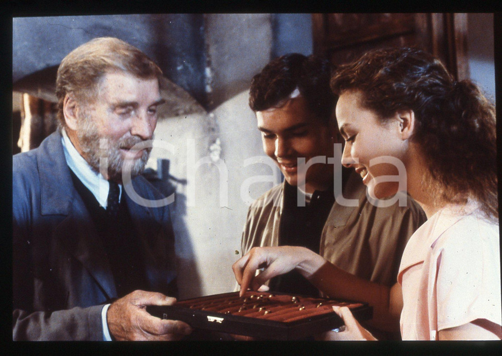 35mm vintage slide*1988 LA BOTTEGA DELL'OREFICE Burt LANCASTER Melora HARDIN 7  Diapositiva d'epoca, in formato 35 mm.Nella diapositiva appare anche Jonathan Crombie.CONDIZIONI: GOODE' severamente vietata la riproduzione. Tutti i diritti sono riservati. ICharta mette in vendita, sul negozio eBay e in esclusiva sul sito "icharta" il proprio archivio composto da numerose diapositive e negativi fotografici d'epoca, tutti originali e autentici, che attraversano la storia del costume italiano tra gli la fine degli anni Sessanta e Novanta.Si tratta di uno sguardo inedito sull'attualit&agrave;, la politica, la vita quotidiana, il gossip e la cultura, che fotografa il cambiamento della nazione in quest'ultimo scorcio del XX secolo. Un'occasione unica per il mercato del collezionismo, che vede finalmente disponibile un archivio eccezionale per vastit&agrave;, tematiche e condizioni, in un settore (il negativo fotografico e la diapositiva) di assoluta novit&agrave; e dalle interessanti prospettive di investimento.  originale e autentica 1