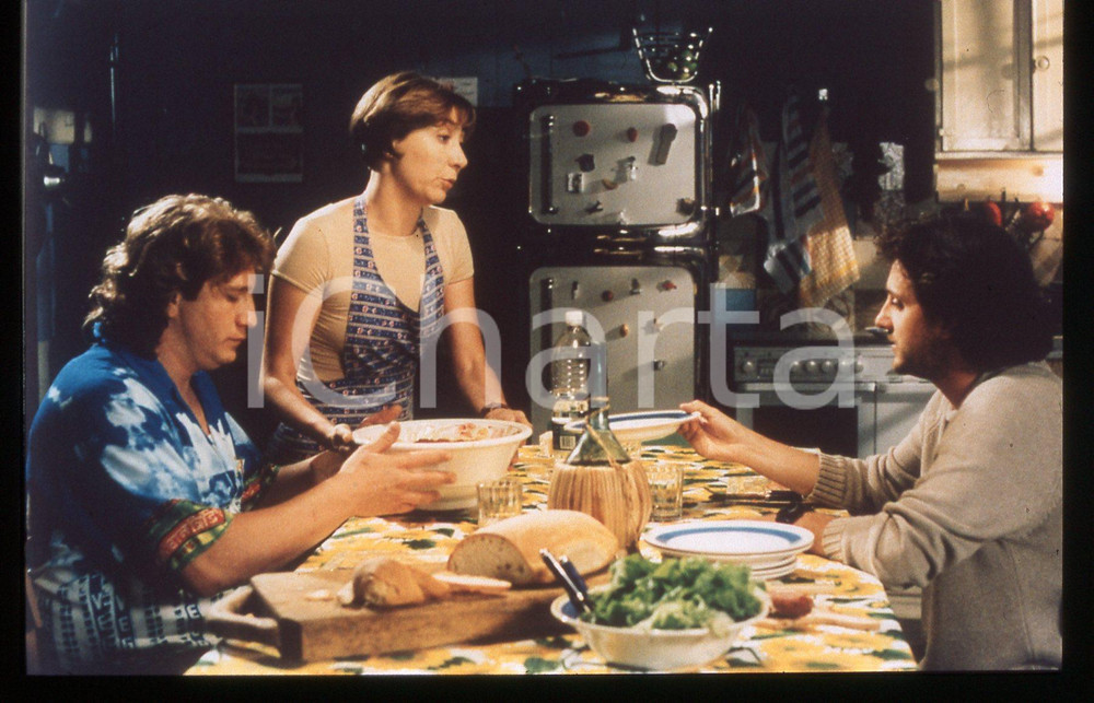 35mm vintage slide*1997 FUOCHI D'ARTIFICIO Leonardo PIERACCIONI Scena del film   Diapositiva d'epoca, in formato 35 mm.Nella diapositva appaiono anche Roberto Brunetti,Barbara Enrichi.CONDIZIONI: GOODE' severamente vietata la riproduzione. Tutti i diritti sono riservati. ICharta mette in vendita, sul negozio eBay e in esclusiva sul sito "icharta" il proprio archivio composto da numerose diapositive e negativi fotografici d'epoca, tutti originali e autentici, che attraversano la storia del costume italiano tra gli la fine degli anni Sessanta e Novanta.Si tratta di uno sguardo inedito sull'attualit&agrave;, la politica, la vita quotidiana, il gossip e la cultura, che fotografa il cambiamento della nazione in quest'ultimo scorcio del XX secolo. Un'occasione unica per il mercato del collezionismo, che vede finalmente disponibile un archivio eccezionale per vastit&agrave;, tematiche e condizioni, in un settore (il negativo fotografico e la diapositiva) di assoluta novit&agrave; e dalle interessanti prospettive di investimento.     originale e autentica 1