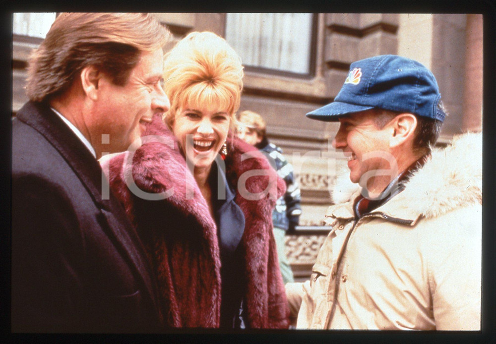 35mm vintage slide *1996 FOR LOVE ALONE: THE IVANA TRUMP STORY Sanna VRAA (2)  Diapositiva d'epoca, in formato 35 mm.CONDIZIONI: GOODE' severamente vietata la riproduzione. Tutti i diritti sono riservati. ICharta mette in vendita, sul negozio eBay e in esclusiva sul sito "icharta" il proprio archivio composto da numerose diapositive e negativi fotografici d'epoca, tutti originali e autentici, che attraversano la storia del costume italiano tra gli la fine degli anni Sessanta e Novanta.Si tratta di uno sguardo inedito sull'attualit&agrave;, la politica, la vita quotidiana, il gossip e la cultura, che fotografa il cambiamento della nazione in quest'ultimo scorcio del XX secolo. Un'occasione unica per il mercato del collezionismo, che vede finalmente disponibile un archivio eccezionale per vastit&agrave;, tematiche e condizioni, in un settore (il negativo fotografico e la diapositiva) di assoluta novit&agrave; e dalle interessanti prospettive di investimento.     originale e autentica 1