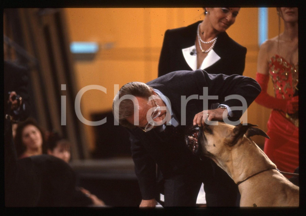 35mm vintage slide*1990ca TV Mike BONGIORNO controlla dentatura a un cane