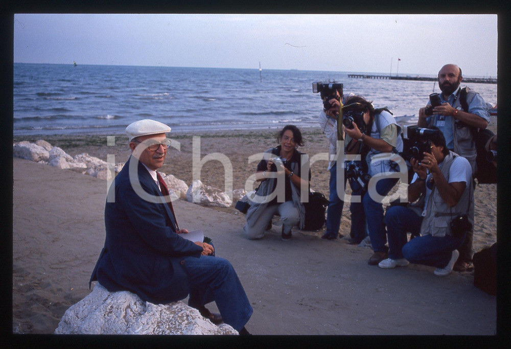35mm vintage slide*1990 VENEZIA LIDO - Alberto LATTUADA in posa con fotografi 1