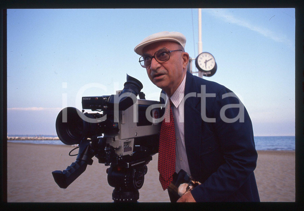 35mm vintage slide*1990 LIDO DI VENEZIA Alberto LATTUADA con cinepresa SONY 4