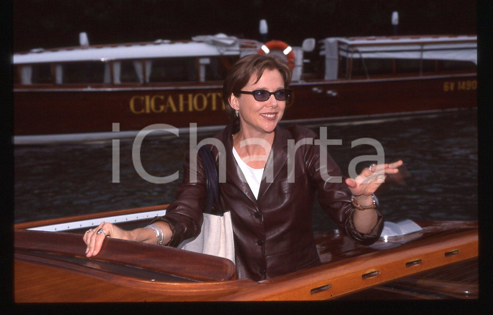 35mm vintage slide *1998 VENEZIA Annette BENING a bordo di un motoscafo (2)  Diapositiva d'epoca, in formato 35 mm.                                                                       CONDIZIONI: GOODE' severamente vietata la riproduzione. Tutti i diritti sono riservati. ICharta mette in vendita, sul negozio eBay e in esclusiva sul sito "icharta" il proprio archivio composto da numerose diapositive e negativi fotografici d'epoca, tutti originali e autentici, che attraversano la storia del costume italiano tra gli la fine degli anni Sessanta e Novanta.Si tratta di uno sguardo inedito sull'attualit&agrave;, la politica, la vita quotidiana, il gossip e la cultura, che fotografa il cambiamento della nazione in quest'ultimo scorcio del XX secolo. Un'occasione unica per il mercato del collezionismo, che vede finalmente disponibile un archivio eccezionale per vastit&agrave;, tematiche e condizioni, in un settore (il negativo fotografico e la diapositiva) di assoluta novit&agrave; e dalle interessanti prospettive di investimento.  originale e autentica 1