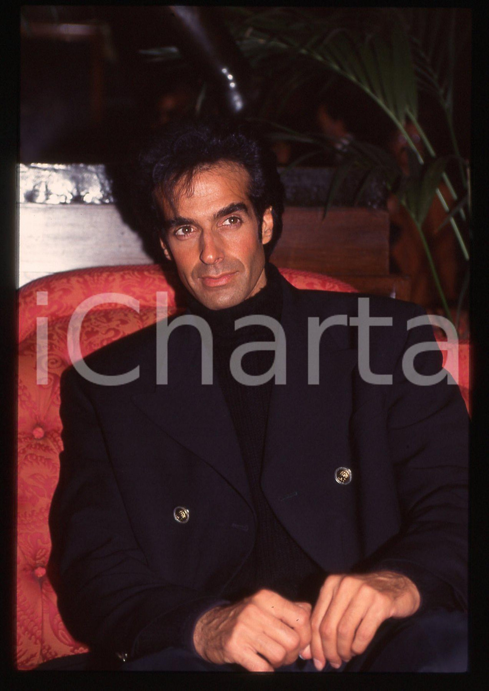 35mm vintage slide* 1995ca COSTUME David COPPERFIELD Hyman KOTKIN 3  Diapositiva d'epoca, in formato 35 mm.                                                                   CONDIZIONI: GOODE' severamente vietata la riproduzione. Tutti i diritti sono riservati. ICharta mette in vendita, sul negozio eBay e in esclusiva sul sito "icharta" il proprio archivio composto da numerose diapositive e negativi fotografici d'epoca, tutti originali e autentici, che attraversano la storia del costume italiano tra gli la fine degli anni Sessanta e Novanta.Si tratta di uno sguardo inedito sull'attualit&agrave;, la politica, la vita quotidiana, il gossip e la cultura, che fotografa il cambiamento della nazione in quest'ultimo scorcio del XX secolo. Un'occasione unica per il mercato del collezionismo, che vede finalmente disponibile un archivio eccezionale per vastit&agrave;, tematiche e condizioni, in un settore (il negativo fotografico e la diapositiva) di assoluta novit&agrave; e dalle interessanti prospettive di investimento.  originale e autentica 1