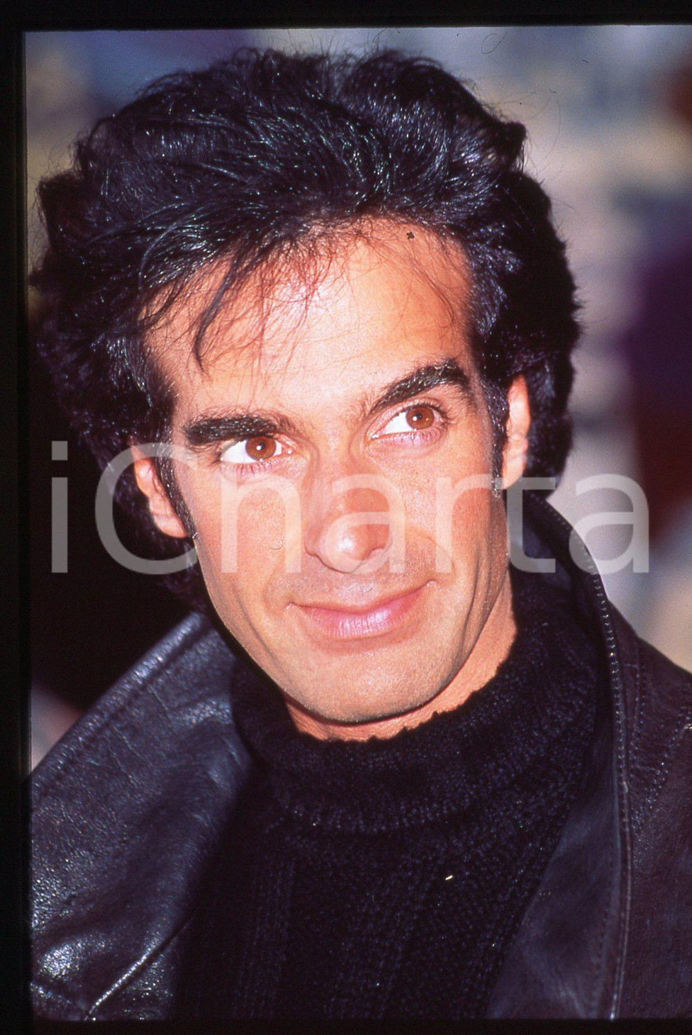 35mm vintage slide* 1995ca COSTUME David COPPERFIELD Ritratto illusionista 34  Diapositiva d'epoca, in formato 35 mm.                                                                   CONDIZIONI: GOODE' severamente vietata la riproduzione. Tutti i diritti sono riservati. ICharta mette in vendita, sul negozio eBay e in esclusiva sul sito "icharta" il proprio archivio composto da numerose diapositive e negativi fotografici d'epoca, tutti originali e autentici, che attraversano la storia del costume italiano tra gli la fine degli anni Sessanta e Novanta.Si tratta di uno sguardo inedito sull'attualit&agrave;, la politica, la vita quotidiana, il gossip e la cultura, che fotografa il cambiamento della nazione in quest'ultimo scorcio del XX secolo. Un'occasione unica per il mercato del collezionismo, che vede finalmente disponibile un archivio eccezionale per vastit&agrave;, tematiche e condizioni, in un settore (il negativo fotografico e la diapositiva) di assoluta novit&agrave; e dalle interessanti prospettive di investimento.  originale e autentica 1