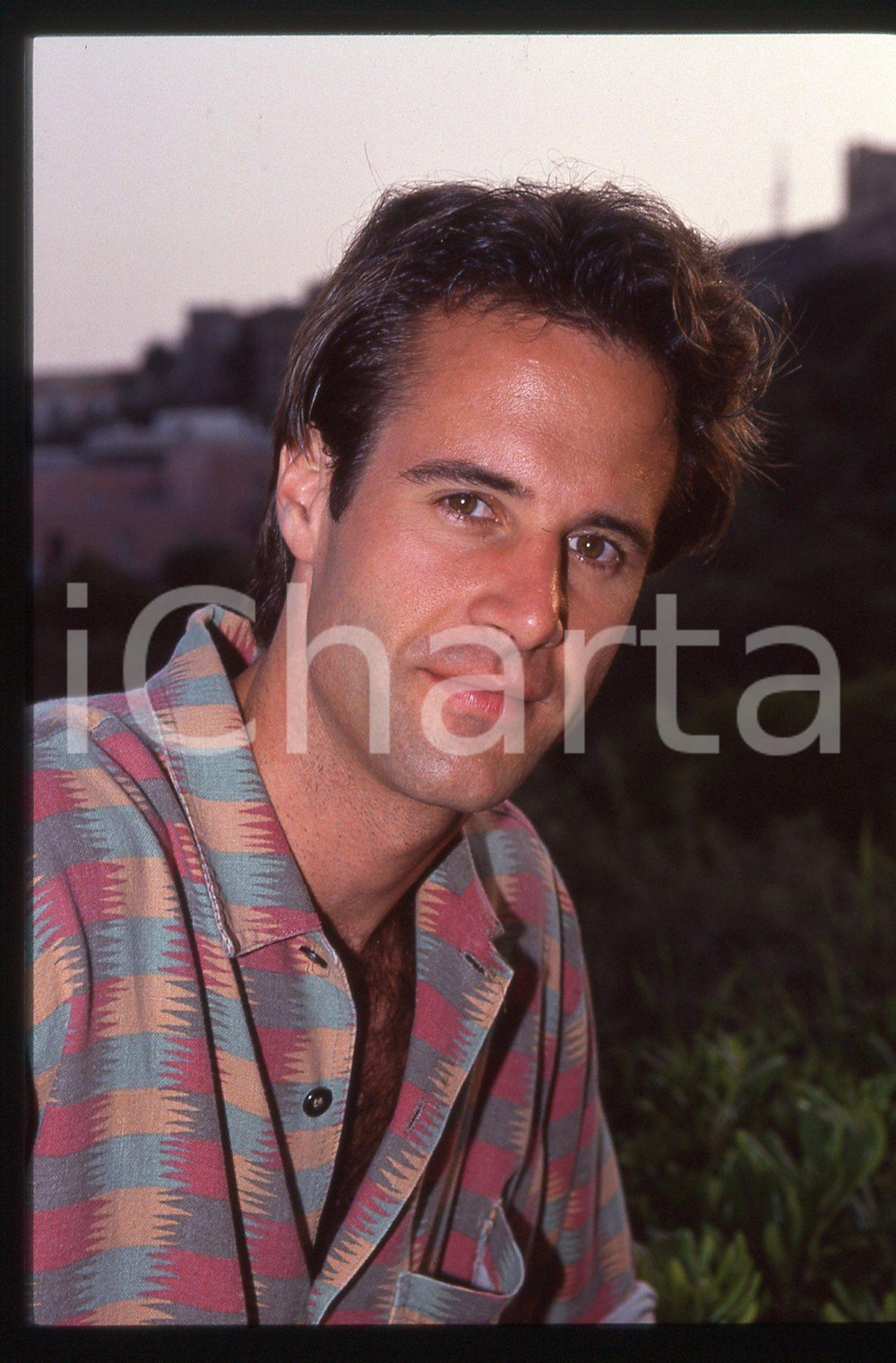 35mm vintage slide*1990 ca COSTUME Todd McKEE Ritratto dell'attore (2)  Diapositiva d'epoca, in formato 35 mm.                                                                   CONDIZIONI: GOODE' severamente vietata la riproduzione. Tutti i diritti sono riservati. ICharta mette in vendita, sul negozio eBay e in esclusiva sul sito "icharta" il proprio archivio composto da numerose diapositive e negativi fotografici d'epoca, tutti originali e autentici, che attraversano la storia del costume italiano tra gli la fine degli anni Sessanta e Novanta.Si tratta di uno sguardo inedito sull'attualit&agrave;, la politica, la vita quotidiana, il gossip e la cultura, che fotografa il cambiamento della nazione in quest'ultimo scorcio del XX secolo. Un'occasione unica per il mercato del collezionismo, che vede finalmente disponibile un archivio eccezionale per vastit&agrave;, tematiche e condizioni, in un settore (il negativo fotografico e la diapositiva) di assoluta novit&agrave; e dalle interessanti prospettive di investimento.  originale e autentica 1