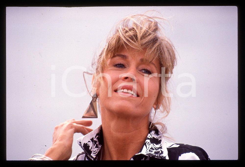 35mm vintage slide* 1989 FESTIVAL CANNES - Jane FONDA - Ritratto dell'attrice 27  Diapositiva d'epoca, in formato 35 mm.                                                                   CONDIZIONI: GOODE' severamente vietata la riproduzione. Tutti i diritti sono riservati. ICharta mette in vendita, sul negozio eBay e in esclusiva sul sito "icharta" il proprio archivio composto da numerose diapositive e negativi fotografici d'epoca, tutti originali e autentici, che attraversano la storia del costume italiano tra gli la fine degli anni Sessanta e Novanta.Si tratta di uno sguardo inedito sull'attualit&agrave;, la politica, la vita quotidiana, il gossip e la cultura, che fotografa il cambiamento della nazione in quest'ultimo scorcio del XX secolo. Un'occasione unica per il mercato del collezionismo, che vede finalmente disponibile un archivio eccezionale per vastit&agrave;, tematiche e condizioni, in un settore (il negativo fotografico e la diapositiva) di assoluta novit&agrave; e dalle interessanti prospettive di investimento.     originale e autentica 1