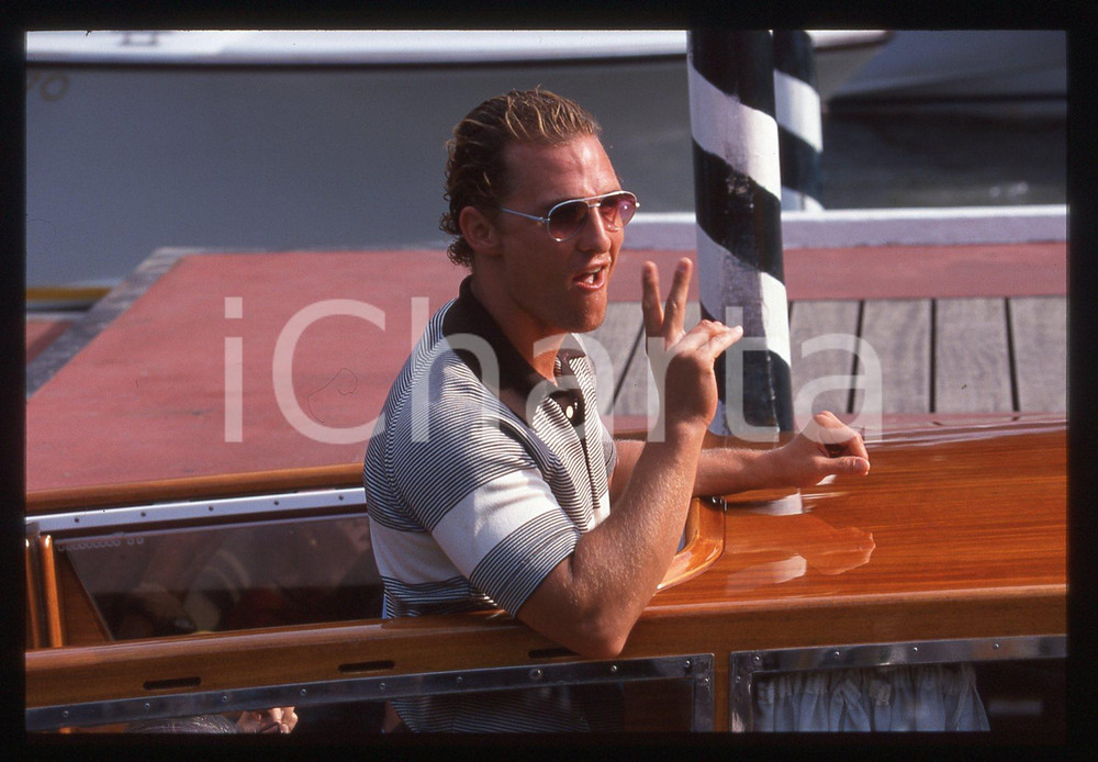 35mm vintage slide* 2000 VENEZIA Mostra del Cinema Matthew MCCONAUGHEY 4 La diapositiva &egrave; stata scattata in occasione della presentazione del film "U-571" alla Mostra del Cinema di Venezia del 2000. CONDIZIONI: GOOD Tutti i diritti riservati.E' severamente vietata la riproduzione.  ICharta mette in vendita, sul negozio eBay e in esclusiva sul sito "icharta" il proprio archivio composto da numerose diapositive e negativi fotografici d'epoca, tutti originali e autentici, che attraversano la storia del costume italiano tra gli la fine degli anni Sessanta e Novanta.Si tratta di uno sguardo inedito sull'attualit&agrave;, la politica, la vita quotidiana, il gossip e la cultura, che fotografa il cambiamento della nazione in quest'ultimo scorcio del XX secolo. Un'occasione unica per il mercato del collezionismo, che vede finalmente disponibile un archivio eccezionale per vastit&agrave;, tematiche e condizioni, in un settore (il negativo fotografico e la diapositiva) di assoluta novit&agrave; e dalle interessanti prospettive di investimento.     originale e autentica 1