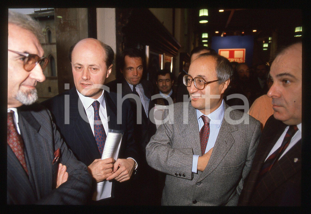 35mm vintage slide ^1988 ca MILANO Enrico DE MITA Giuseppe GUZZETTI (10) Nella diapositiva compare inoltre Bruno Tabacci. CONDIZIONI: GOOD Tutti i diritti riservati.E' severamente vietata la riproduzione.  ICharta mette in vendita, sul negozio eBay e in esclusiva sul sito "icharta" il proprio archivio composto da numerose diapositive e negativi fotografici d'epoca, tutti originali e autentici, che attraversano la storia del costume italiano tra gli la fine degli anni Sessanta e Novanta.Si tratta di uno sguardo inedito sull'attualit&agrave;, la politica, la vita quotidiana, il gossip e la cultura, che fotografa il cambiamento della nazione in quest'ultimo scorcio del XX secolo. Un'occasione unica per il mercato del collezionismo, che vede finalmente disponibile un archivio eccezionale per vastit&agrave;, tematiche e condizioni, in un settore (il negativo fotografico e la diapositiva) di assoluta novit&agrave; e dalle interessanti prospettive di investimento.   originale e autentica 1
